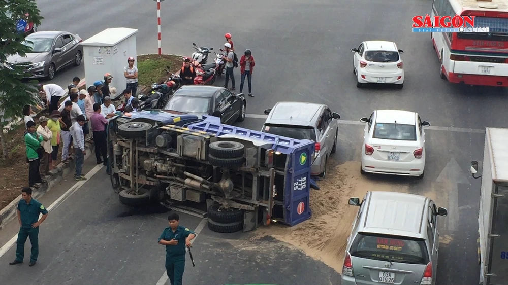 Mất lái, xe tải lật ngang, húc đuôi 2 ô tô trên đại lộ Phạm Văn Đồng