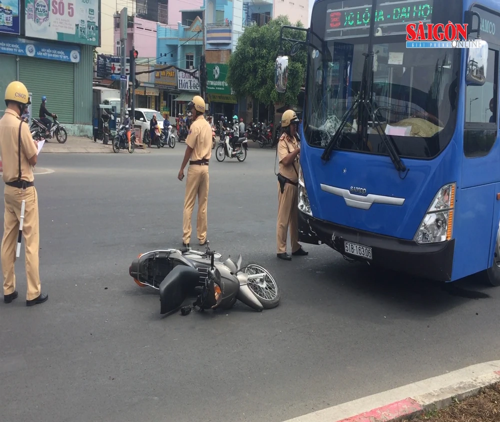 Va chạm xe buýt, nam thanh niên nguy kịch