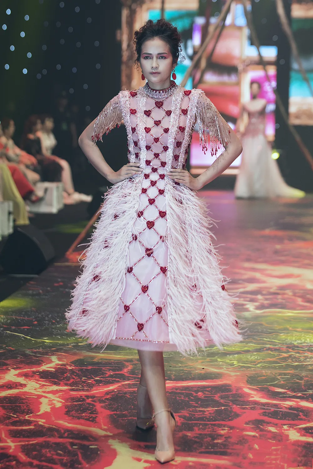 Dàn sao đình đám Phạm Hương, Hương Giang, Ngọc Trinh xuất hiện trong show thời trang "Into the dark" ảnh 7 Dàn sao đình đám Phạm Hương, Hương Giang, Ngọc Trinh xuất hiện trong show thời trang "Into the dark" ảnh 7