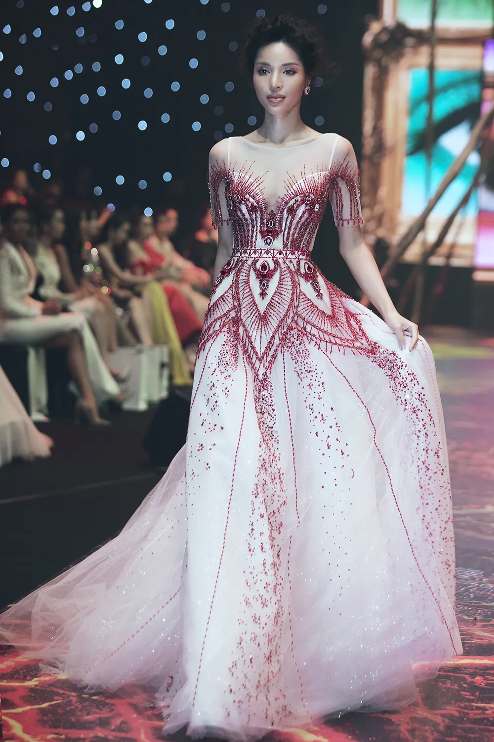 Dàn sao đình đám Phạm Hương, Hương Giang, Ngọc Trinh xuất hiện trong show thời trang "Into the dark" ảnh 8 Dàn sao đình đám Phạm Hương, Hương Giang, Ngọc Trinh xuất hiện trong show thời trang "Into the dark" ảnh 8