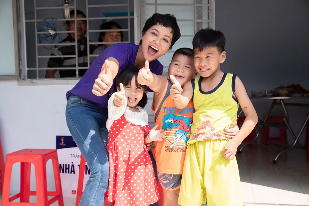 H’Hen Niê, Hoàng Thùy tặng quà tết cho người nghèo tại Long An ảnh 3