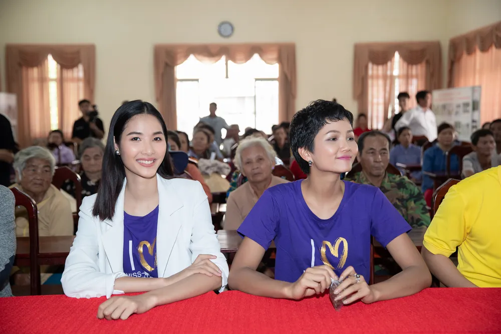 H’Hen Niê, Hoàng Thùy tặng quà tết cho người nghèo tại Long An ảnh 7