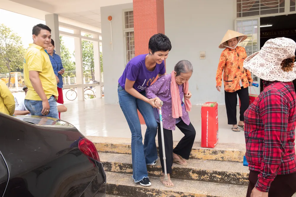 H’Hen Niê, Hoàng Thùy tặng quà tết cho người nghèo tại Long An ảnh 1