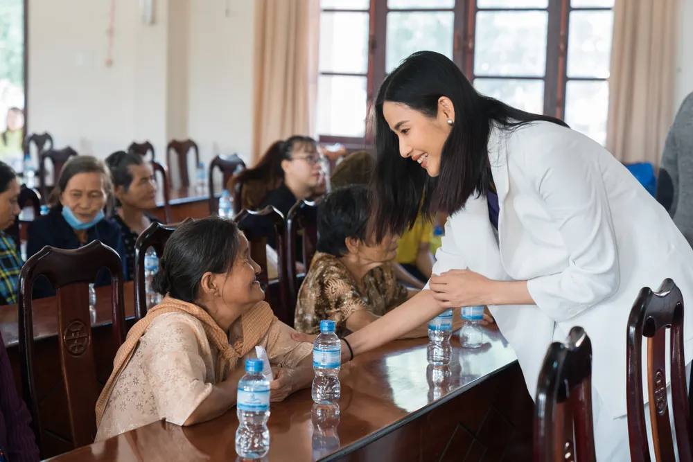 H’Hen Niê, Hoàng Thùy tặng quà tết cho người nghèo tại Long An ảnh 5
