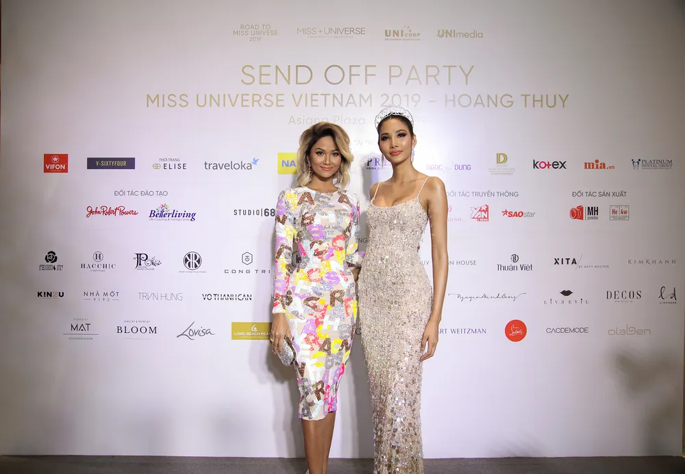 Café phin sữa đá là trang phục dân tộc của Hoàng Thùy tại Miss Universe 2019 ảnh 4