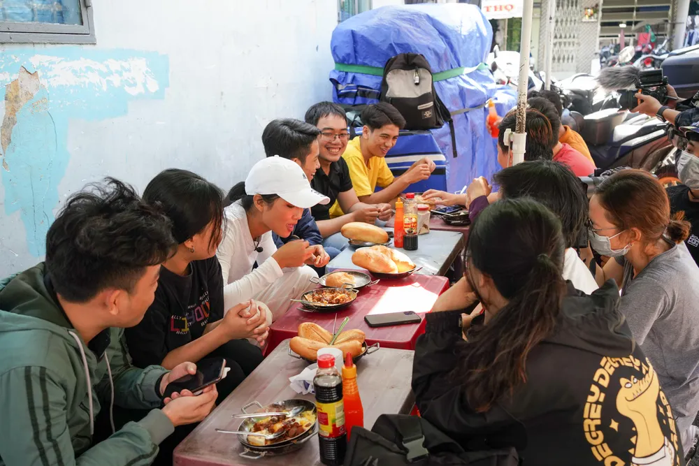 Cùng Hoa hậu H’Hen Niê khám phá các điểm bán bánh mì nổi tiếng tại TPHCM ảnh 3