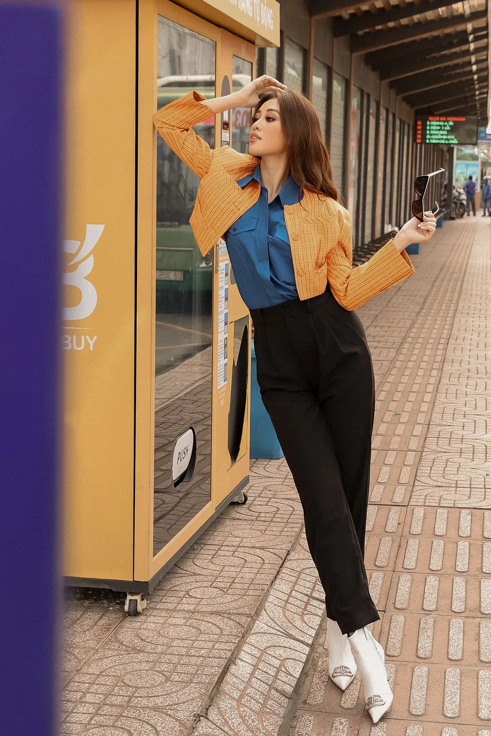 Hoa hậu Hoàn vũ Việt Nam Khánh Vân thả dáng dạo phố trong trang phục tone trầm ảnh 9 Hoa hậu Hoàn vũ Việt Nam Khánh Vân thả dáng dạo phố trong trang phục tone trầm ảnh 9