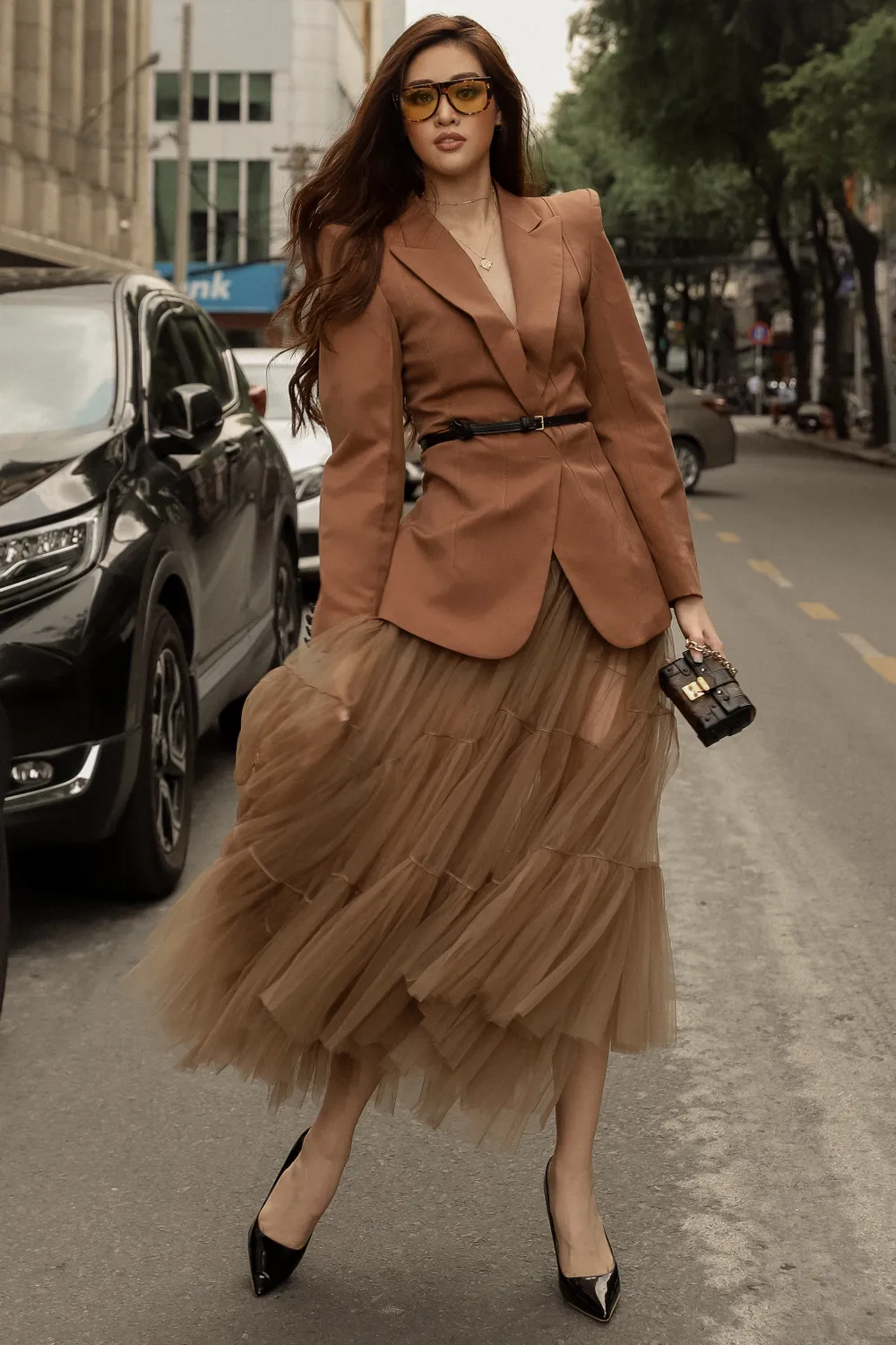 Hoa hậu Hoàn vũ Việt Nam Khánh Vân thả dáng dạo phố trong trang phục tone trầm ảnh 3 Hoa hậu Hoàn vũ Việt Nam Khánh Vân thả dáng dạo phố trong trang phục tone trầm ảnh 3