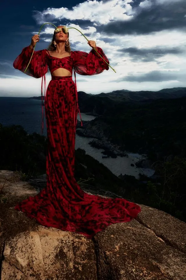 Tiểu Vy hóa “nàng thơ” tươi mới, tràn đầy năng lượng trong dự án “Fashion Destination” của NTK Lê Thanh Hòa ảnh 15