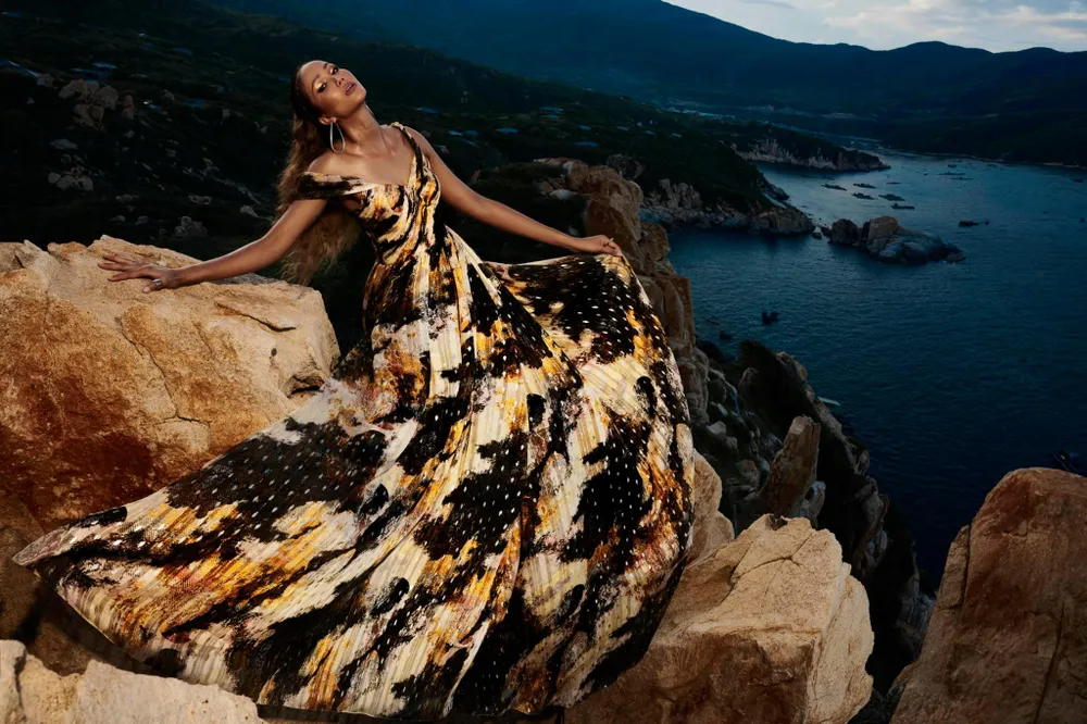 Tiểu Vy hóa “nàng thơ” tươi mới, tràn đầy năng lượng trong dự án “Fashion Destination” của NTK Lê Thanh Hòa ảnh 18