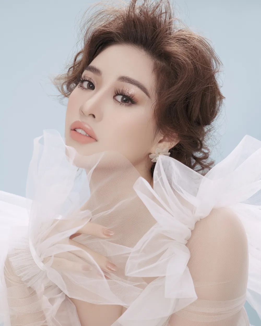 Hoa hậu Khánh Vân biến hoá hình ảnh theo concept công chúa - nữ hoàng ảnh 1