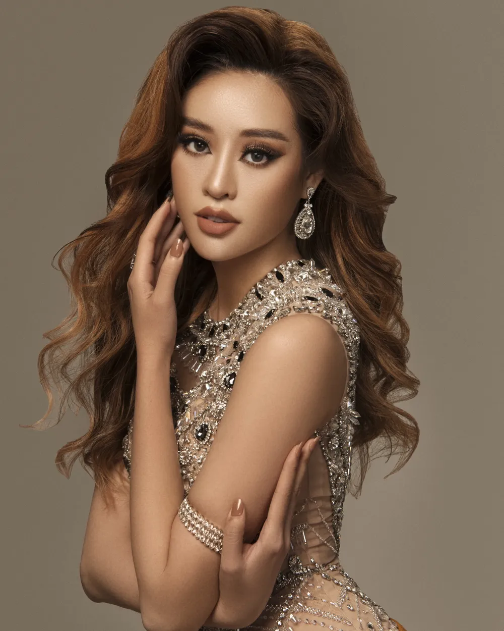 Hoa hậu Khánh Vân biến hoá hình ảnh theo concept công chúa - nữ hoàng ảnh 4