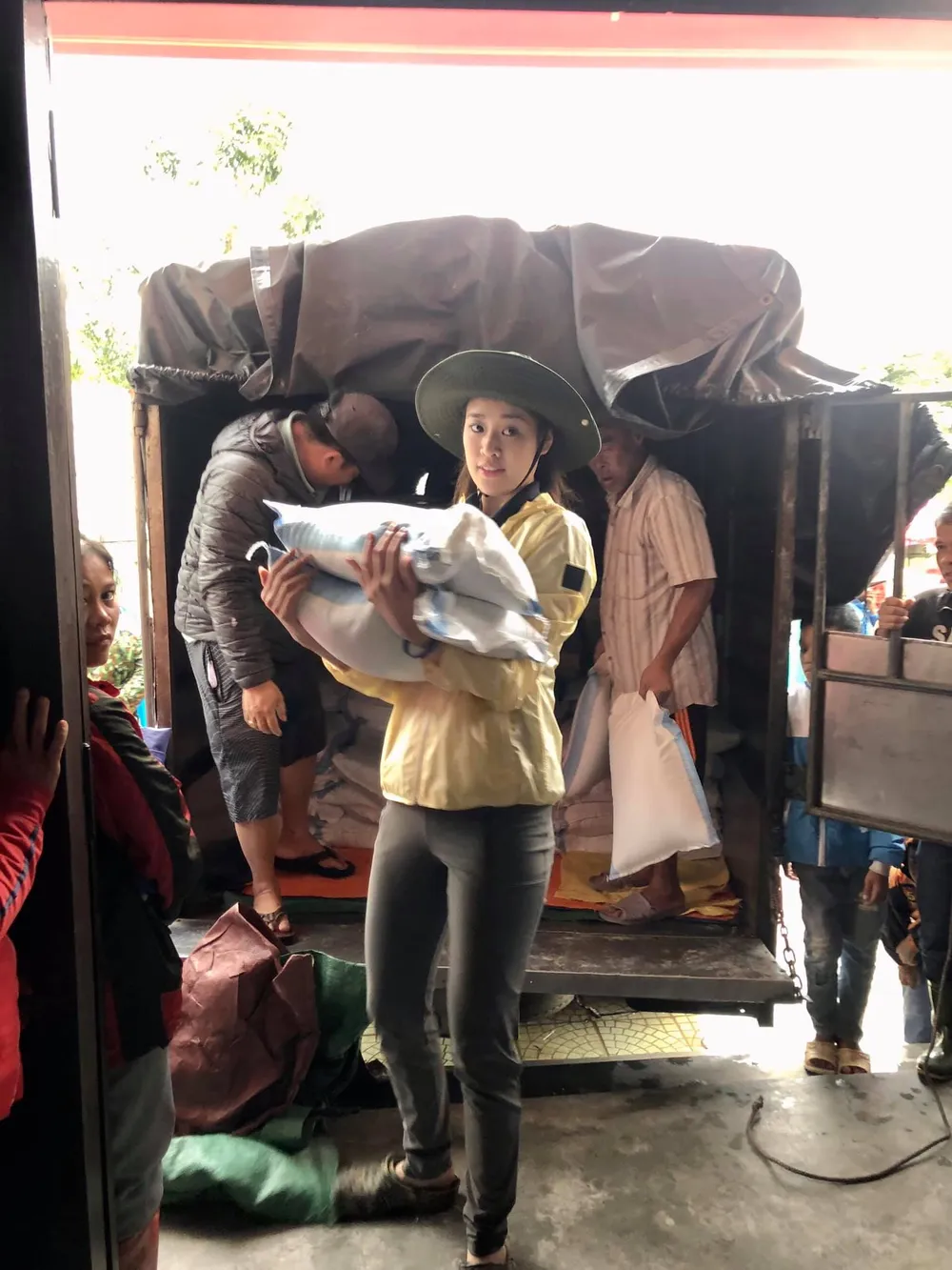 Hoa hậu Hoàn vũ Việt Nam trao yêu thương với những hoạt động hỗ trợ cộng đồng ảnh 5