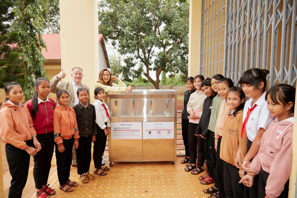 Hoa hậu H’Hen Niê trao tặng 3 hệ thống lọc nước cùng 225 suất học bổng ảnh 8