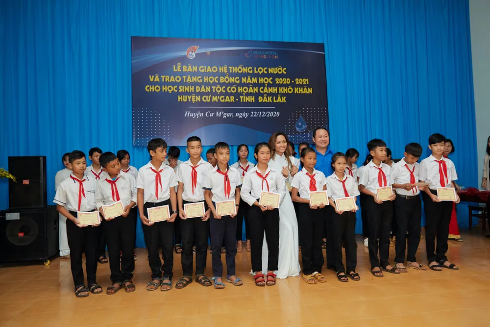Hoa hậu H’Hen Niê trao tặng 3 hệ thống lọc nước cùng 225 suất học bổng ảnh 3