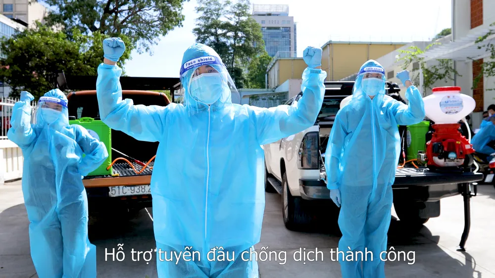 Đội khử khuẩn di động phản ứng nhanh thực hiện ca khúc “Giận Cô vi” cổ vũ tinh thần chống dịch ảnh 3