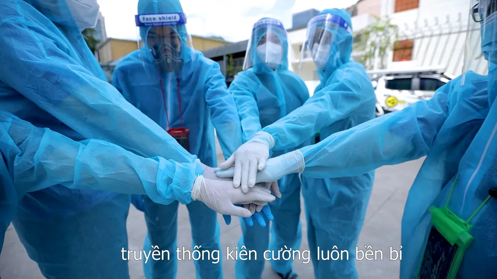 Đội khử khuẩn di động phản ứng nhanh thực hiện ca khúc “Giận Cô vi” cổ vũ tinh thần chống dịch ảnh 8