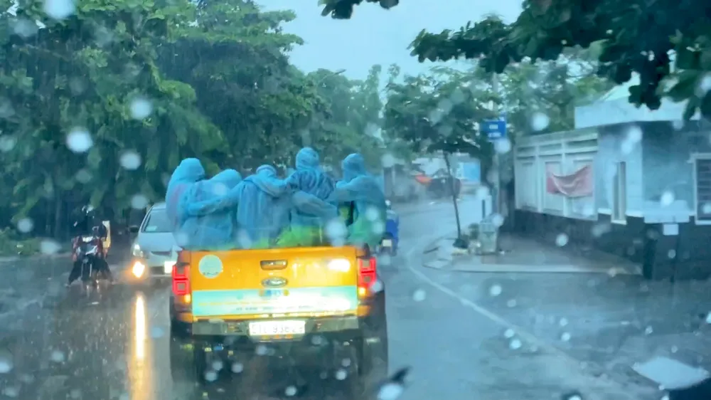 Đội khử khuẩn di động phản ứng nhanh thực hiện ca khúc “Giận Cô vi” cổ vũ tinh thần chống dịch ảnh 6