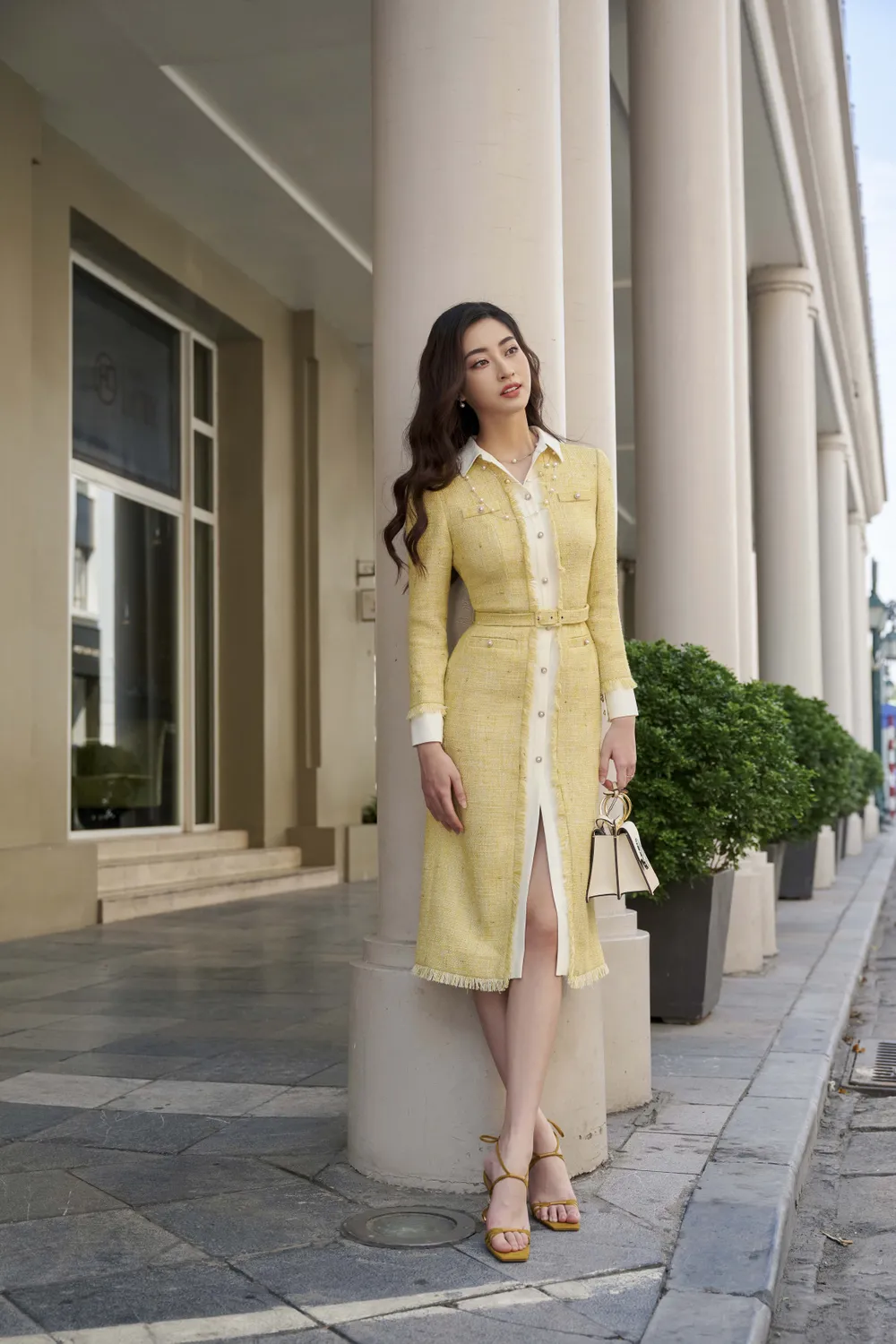 Hoa hậu Lương Thùy Linh thanh lịch trong thiết kế của Lê Thanh Hòa ảnh 2