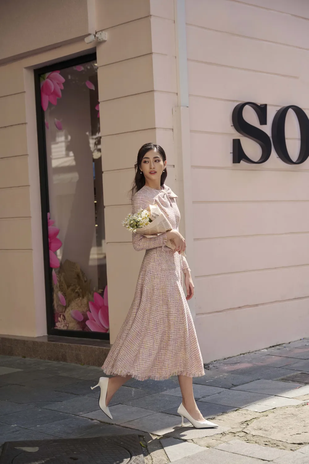 Hoa hậu Lương Thùy Linh thanh lịch trong thiết kế của Lê Thanh Hòa ảnh 5