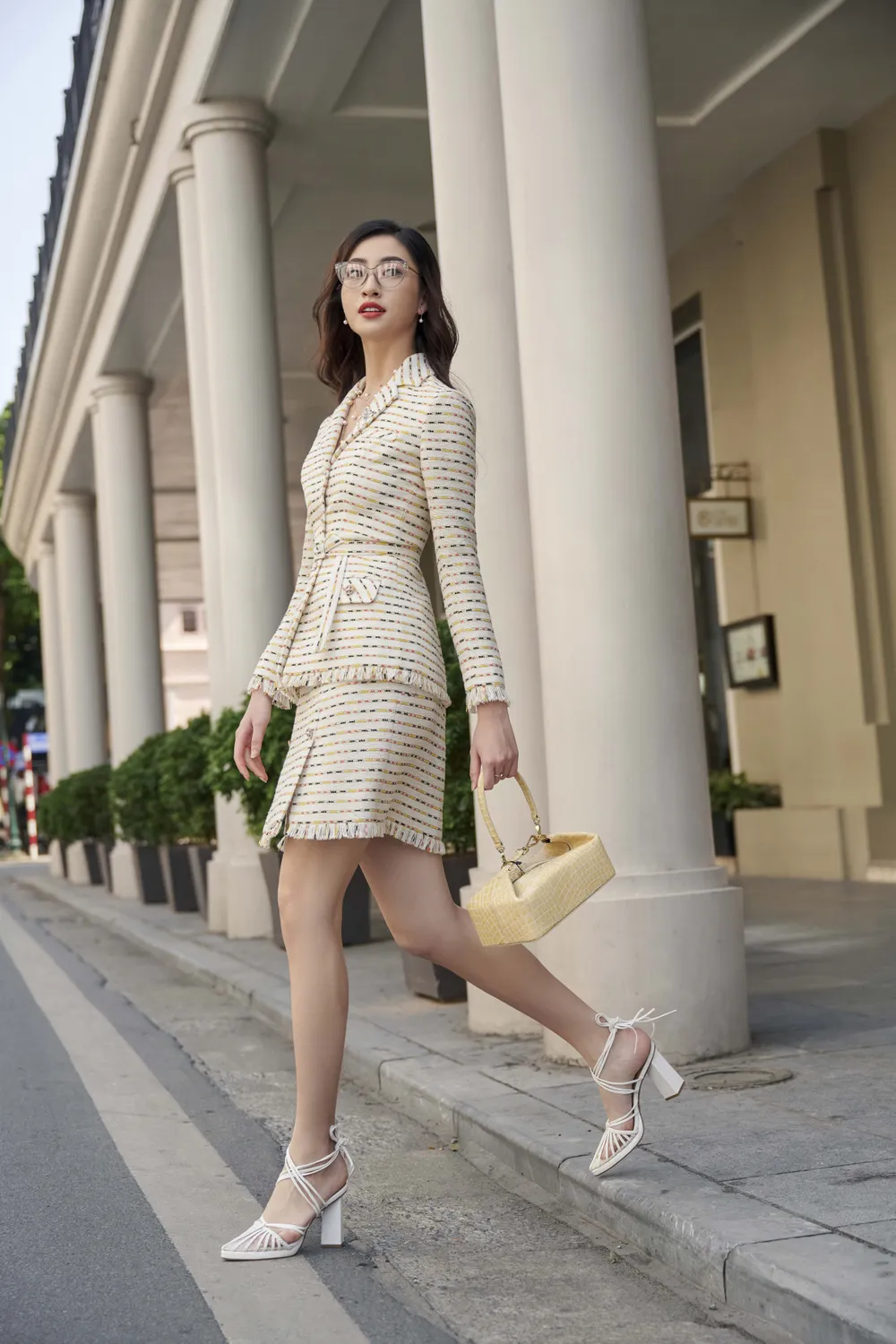 Hoa hậu Lương Thùy Linh thanh lịch trong thiết kế của Lê Thanh Hòa ảnh 9