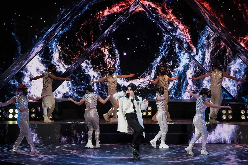 Nghệ sĩ V-pop và K-pop gửi lời chúc mừng năm mới đến khán giả Việt Nam tại “Lễ hội Ánh sáng - Virtual Countdown Lights 2022” ảnh 5