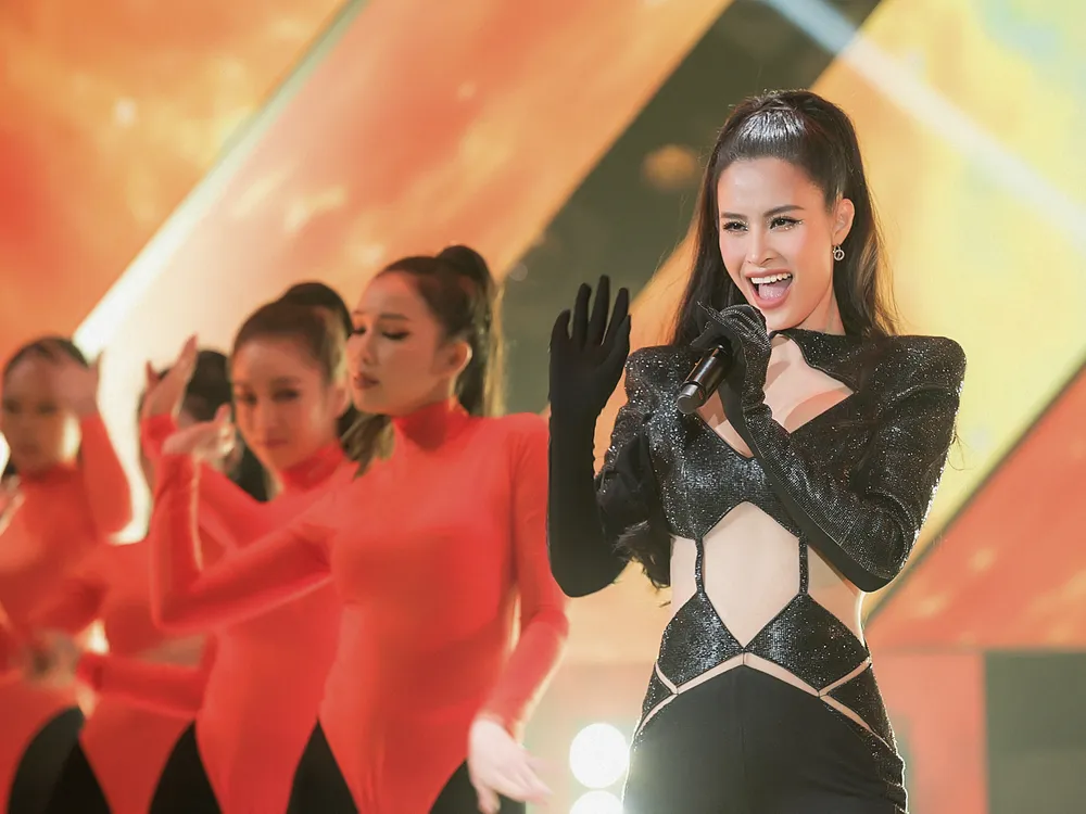 Nghệ sĩ V-pop và K-pop gửi lời chúc mừng năm mới đến khán giả Việt Nam tại “Lễ hội Ánh sáng - Virtual Countdown Lights 2022” ảnh 7