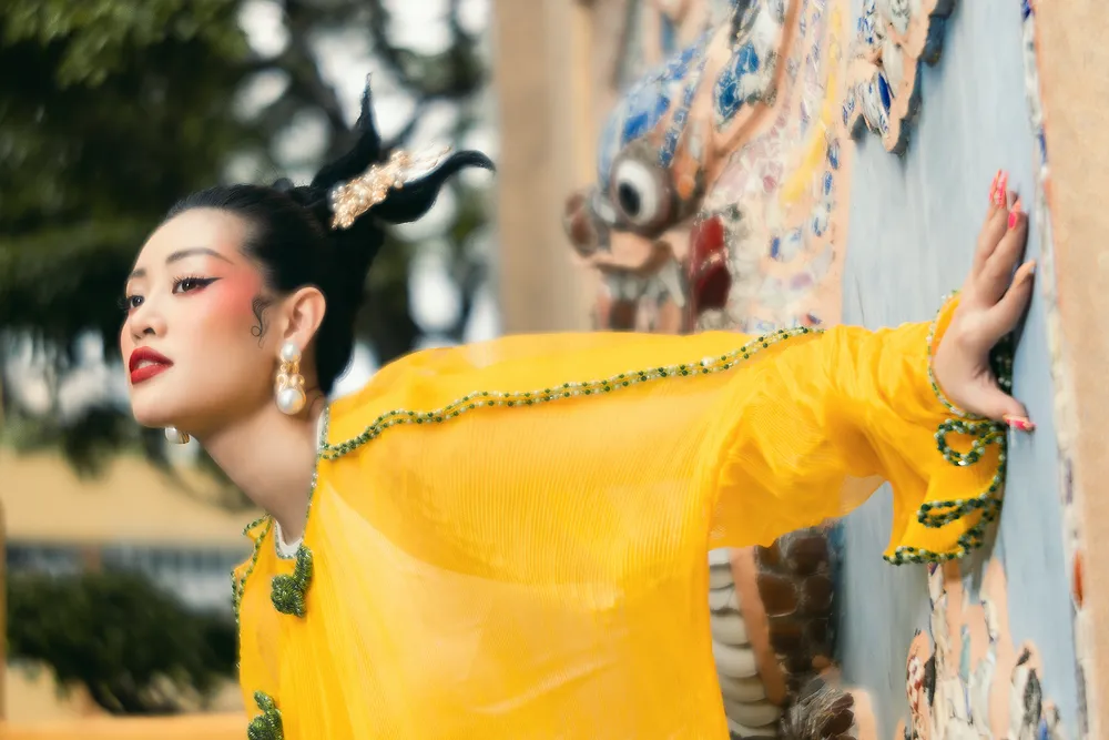 Hoa hậu Khánh Vân khoe sắc với áo dài những ngày đầu năm mới ảnh 6