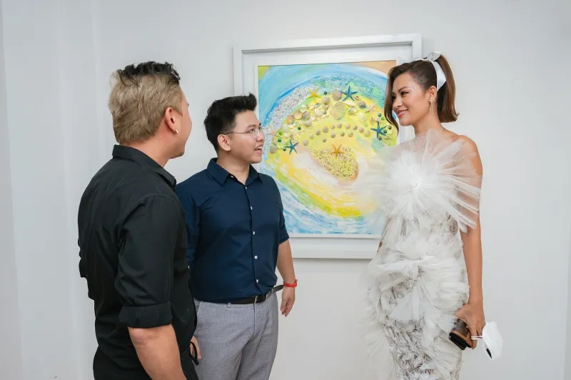 Phương Anh Đào, Karik đi ủng hộ Hứa Vĩ Văn làm họa sĩ ảnh 5 Phương Anh Đào, Karik đi ủng hộ Hứa Vĩ Văn làm họa sĩ ảnh 5