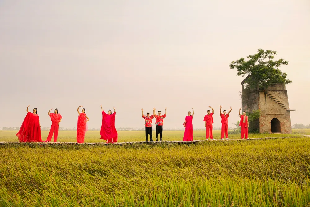 Sàn diễn độc đáo 150m bằng tre trên cánh đồng lúa  ảnh 1