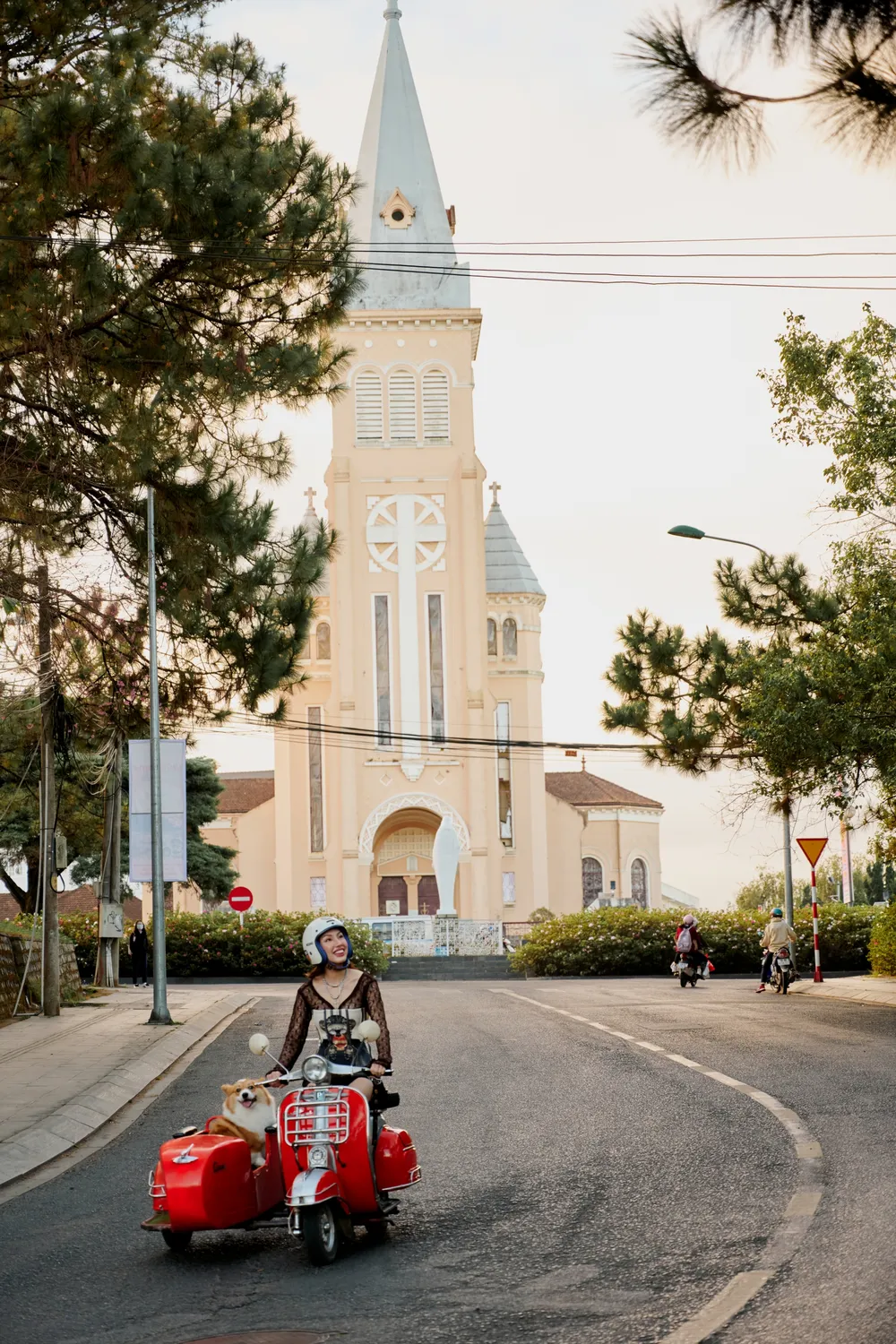 GiGi Hương Giang ra mắt cùng 1 ngày cả 3 MV cho ca khúc chủ đề  ảnh 3