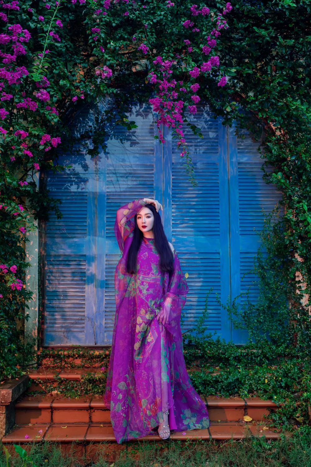 Hoa Hậu Giáng My với họa tiết hoa giấy trong bộ ảnh Hội An ngày mưa ảnh 4