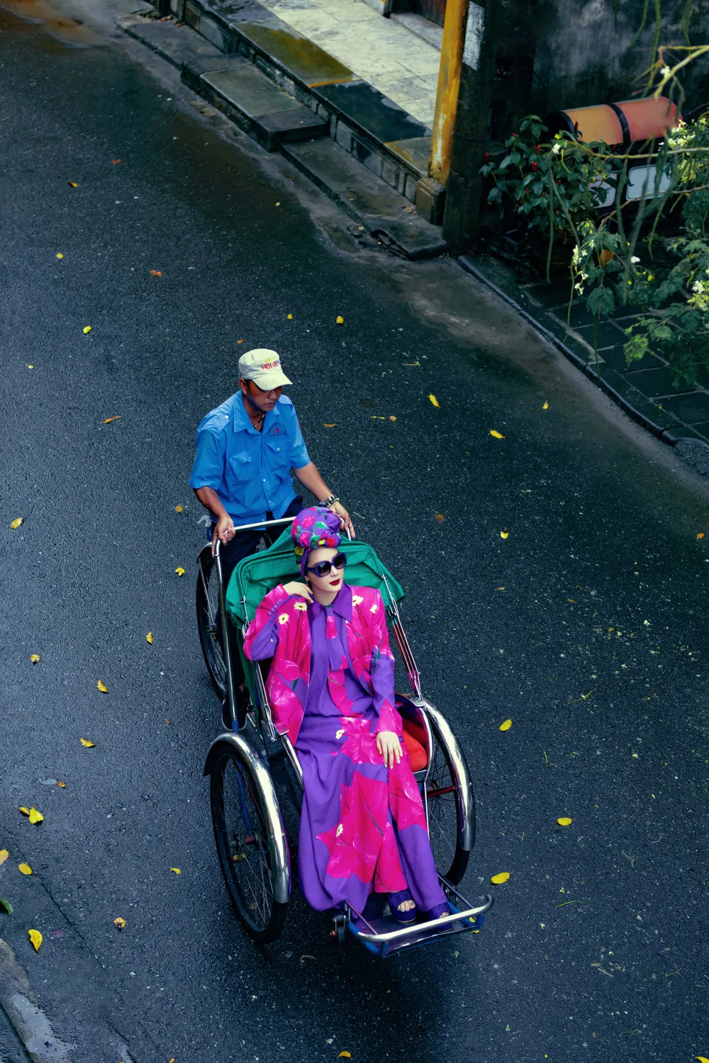 Hoa Hậu Giáng My với họa tiết hoa giấy trong bộ ảnh Hội An ngày mưa ảnh 6