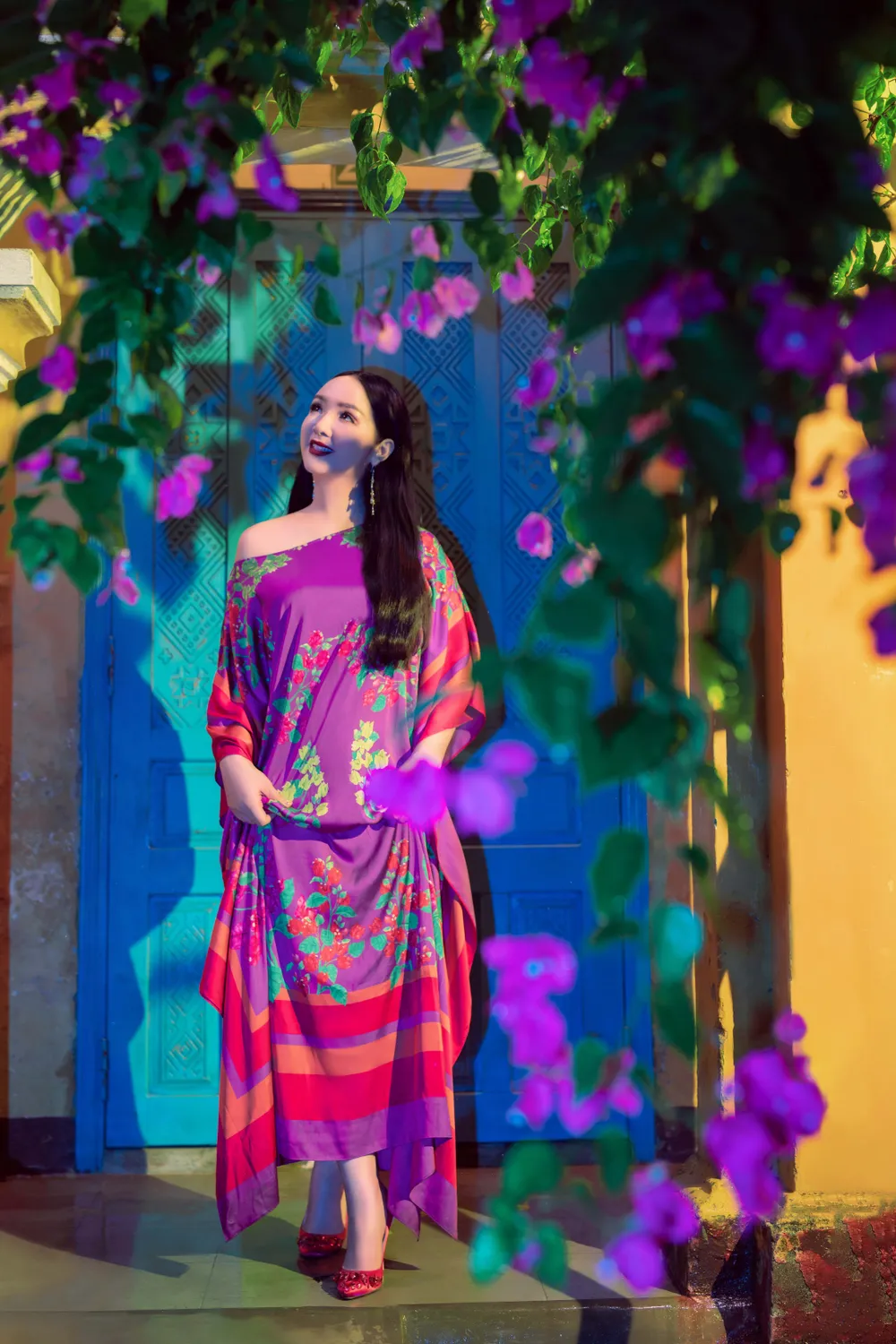 Hoa Hậu Giáng My với họa tiết hoa giấy trong bộ ảnh Hội An ngày mưa ảnh 3