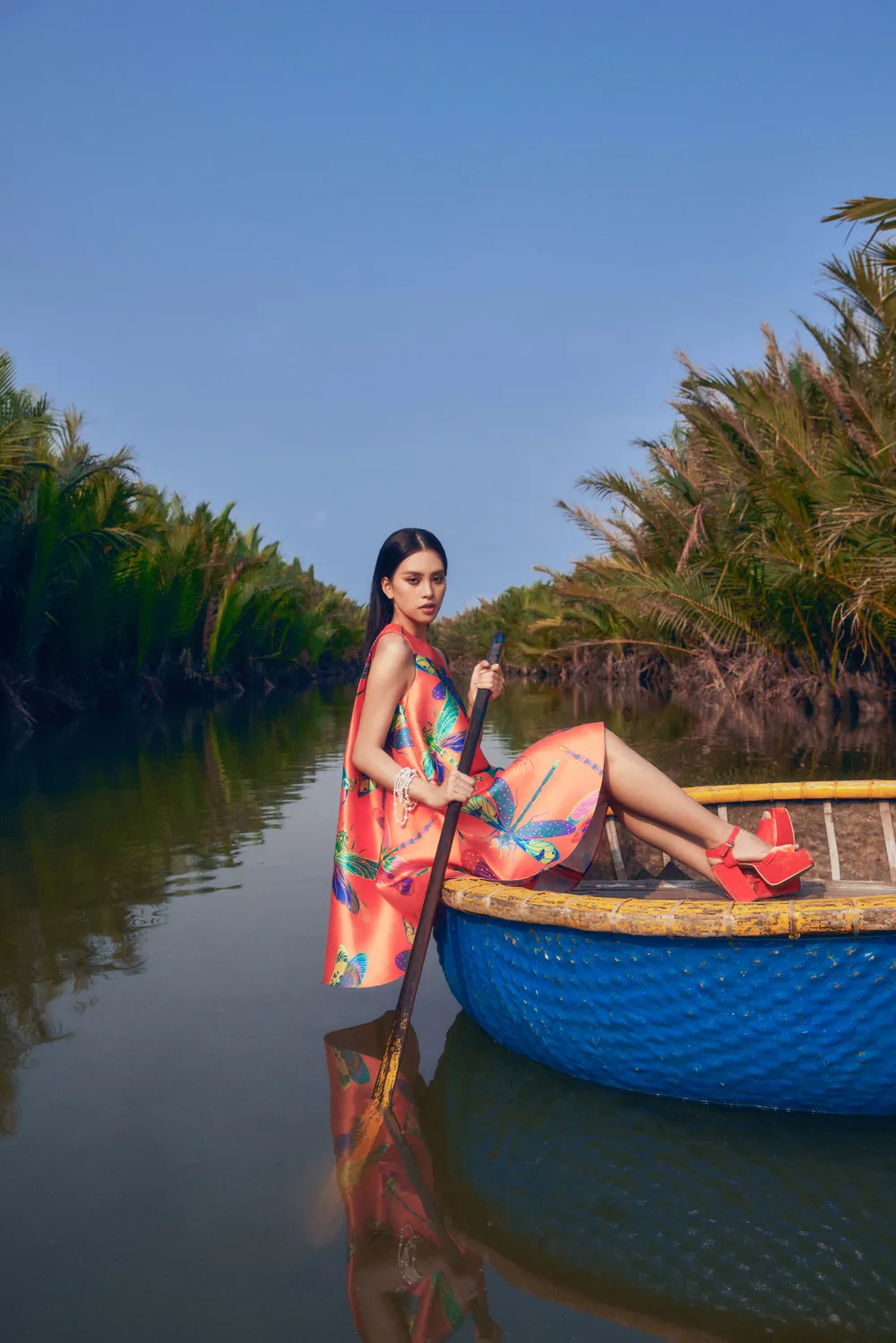 Tiểu Vy lăng xê thiết kế họa tiết chuồn chuồn  ảnh 2