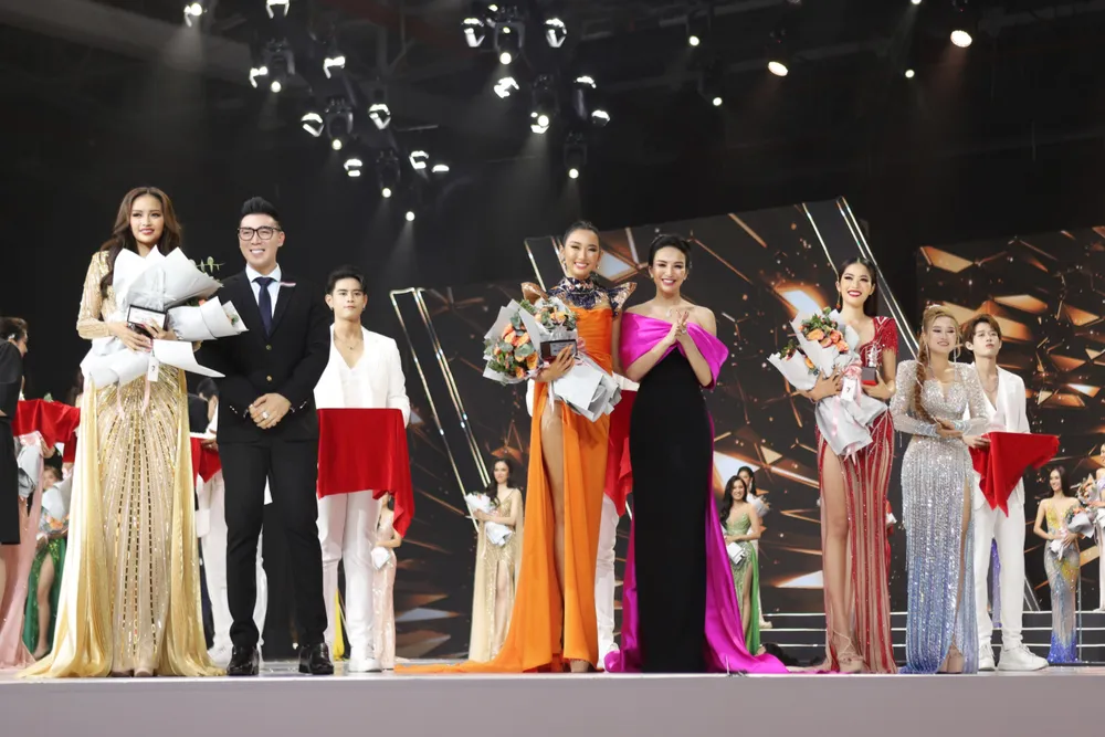 Top 41 Hoa hậu Hoàn vũ Việt Nam 2022 tự tin, tỏa sáng trong đêm bán kết ảnh 16