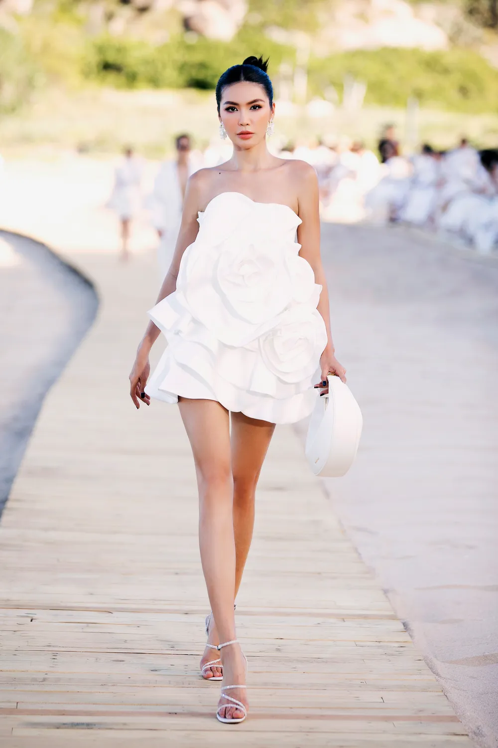 H’Hen Niê ngọt ngào khi trở thành vedette trong BST mới của NTK Đỗ Mạnh Cường  ảnh 2