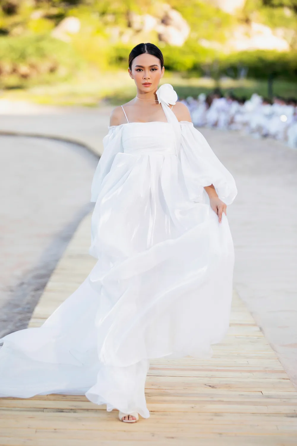 H’Hen Niê ngọt ngào khi trở thành vedette trong BST mới của NTK Đỗ Mạnh Cường  ảnh 3