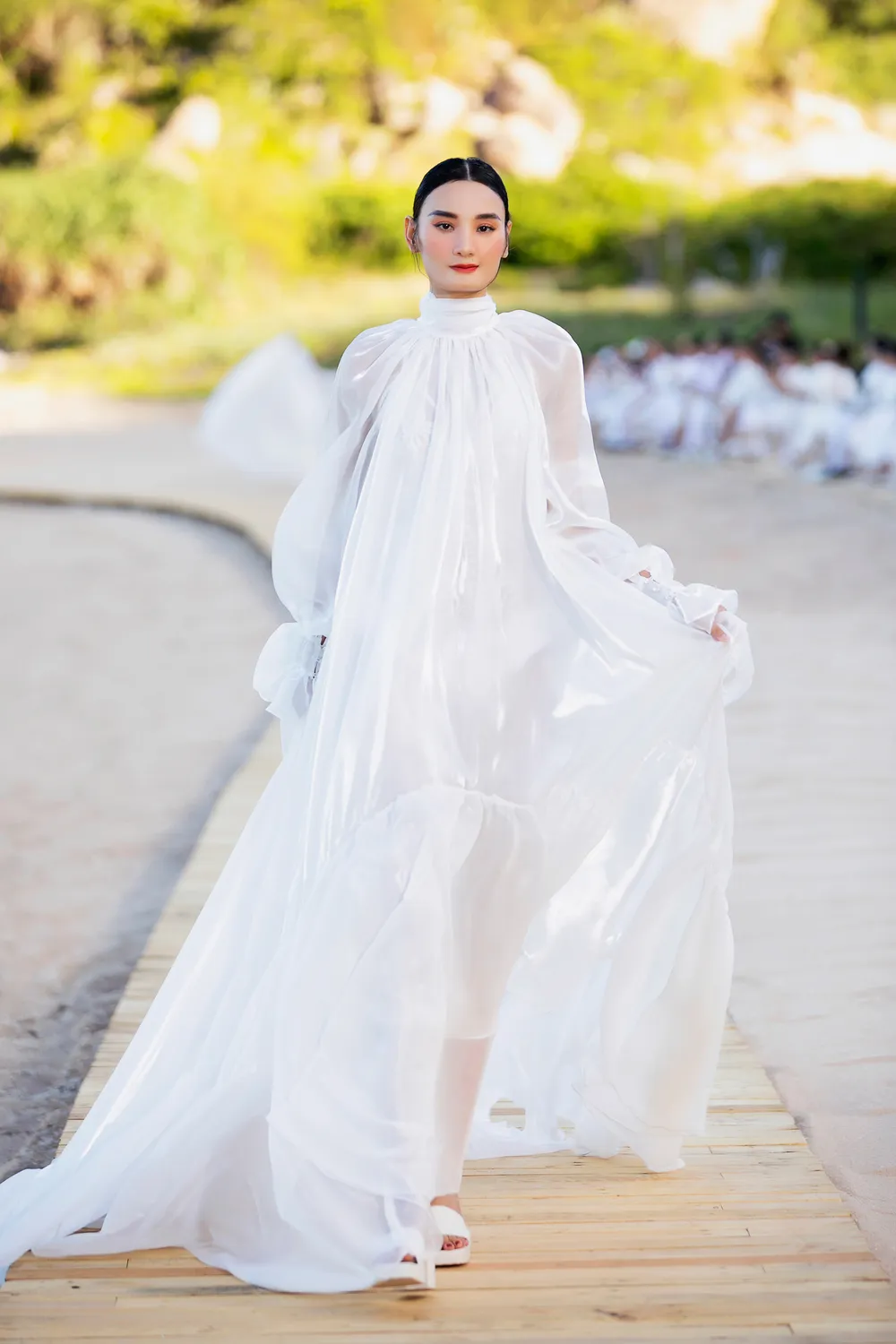 H’Hen Niê ngọt ngào khi trở thành vedette trong BST mới của NTK Đỗ Mạnh Cường  ảnh 4