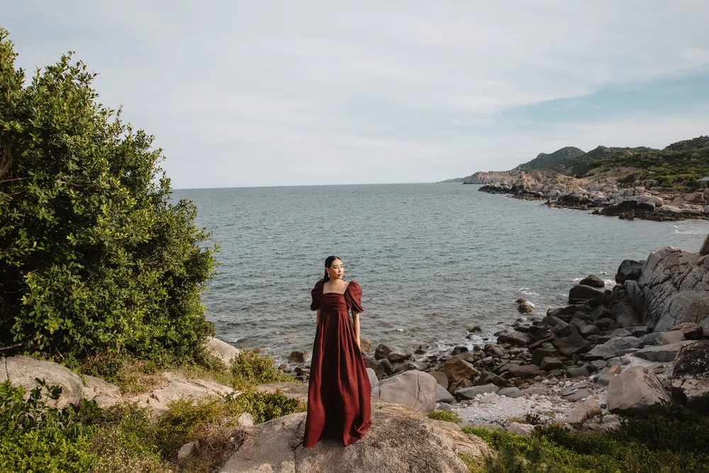 Hoa hậu Hà Kiều Anh với trang phục linen của NTK Đỗ Mạnh Cường ảnh 1