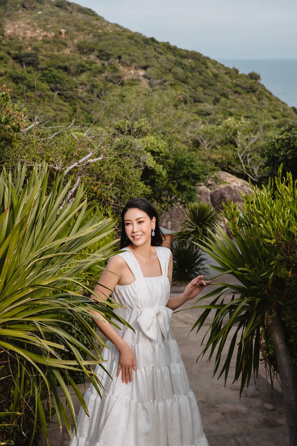 Hoa hậu Hà Kiều Anh với trang phục linen của NTK Đỗ Mạnh Cường ảnh 4