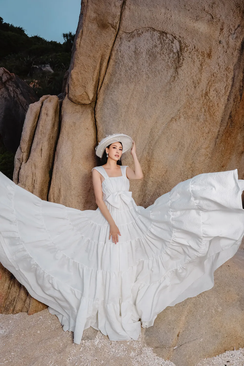 Hoa hậu Hà Kiều Anh với trang phục linen của NTK Đỗ Mạnh Cường ảnh 3