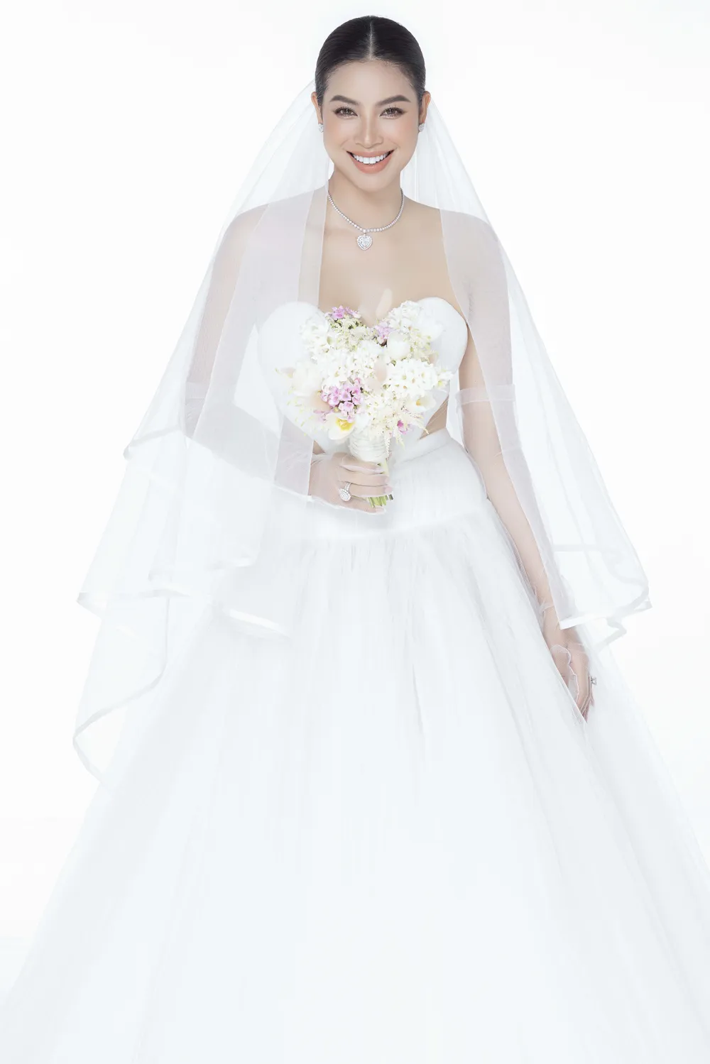 Phạm Hương là “nàng thơ” mới trong BST “Love No.2” của Lê Thanh Hòa ảnh 4