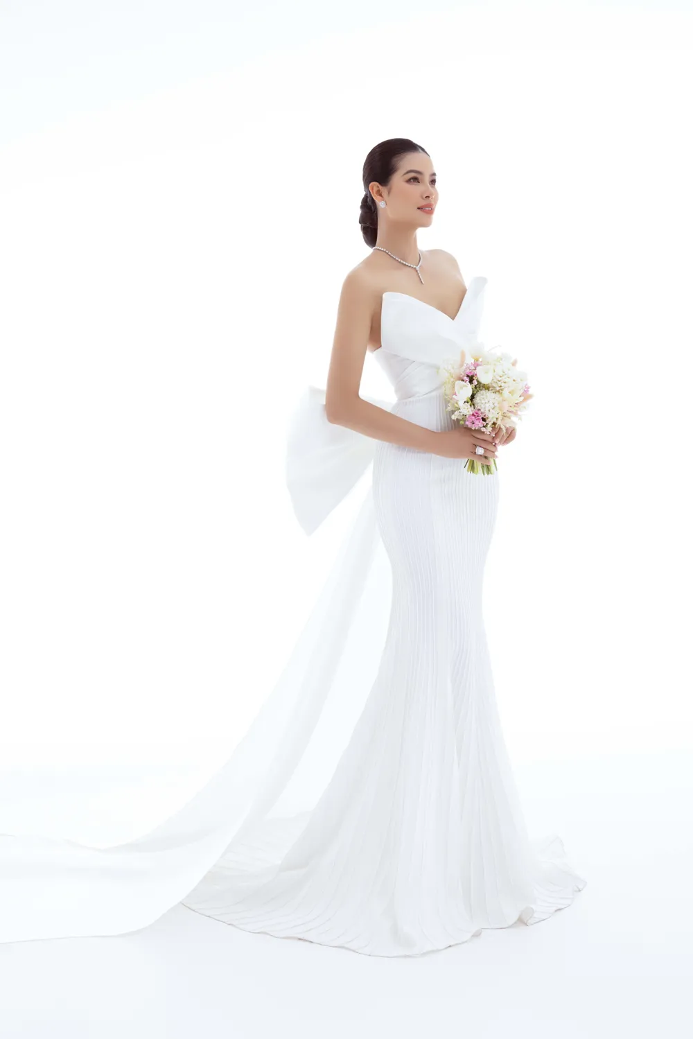 Phạm Hương là “nàng thơ” mới trong BST “Love No.2” của Lê Thanh Hòa ảnh 5