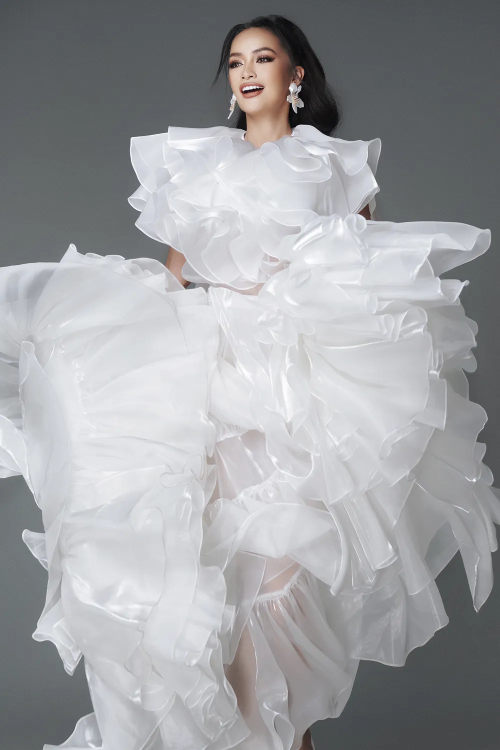 Hoa hậu Ngọc Châu với loạt trang phục sắc trắng của Đỗ Mạnh Cường ảnh 6