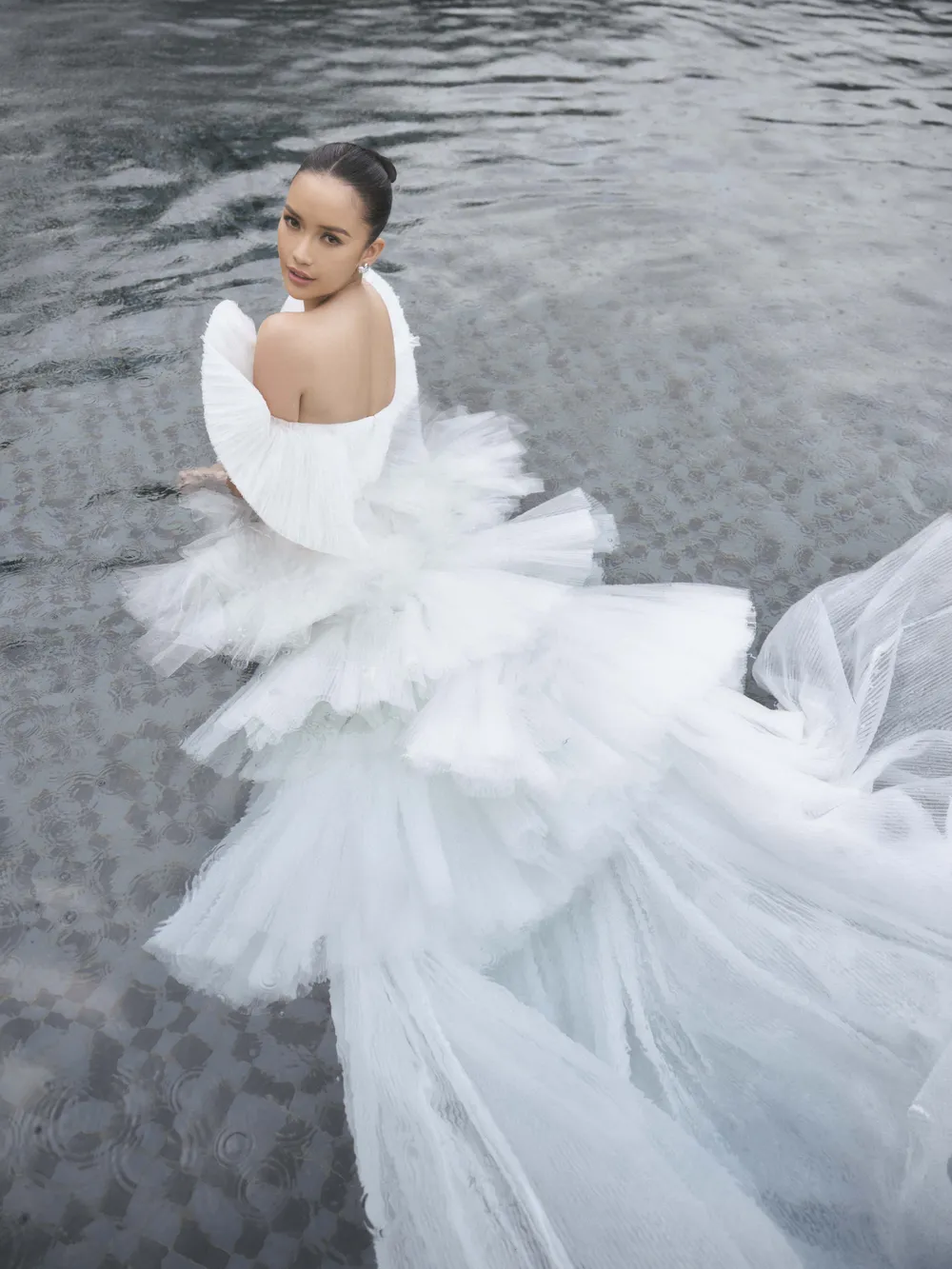 NTK Lê Thanh Hòa kết hợp cùng Hoa hậu Ngọc Châu trong BST váy cưới  ảnh 7