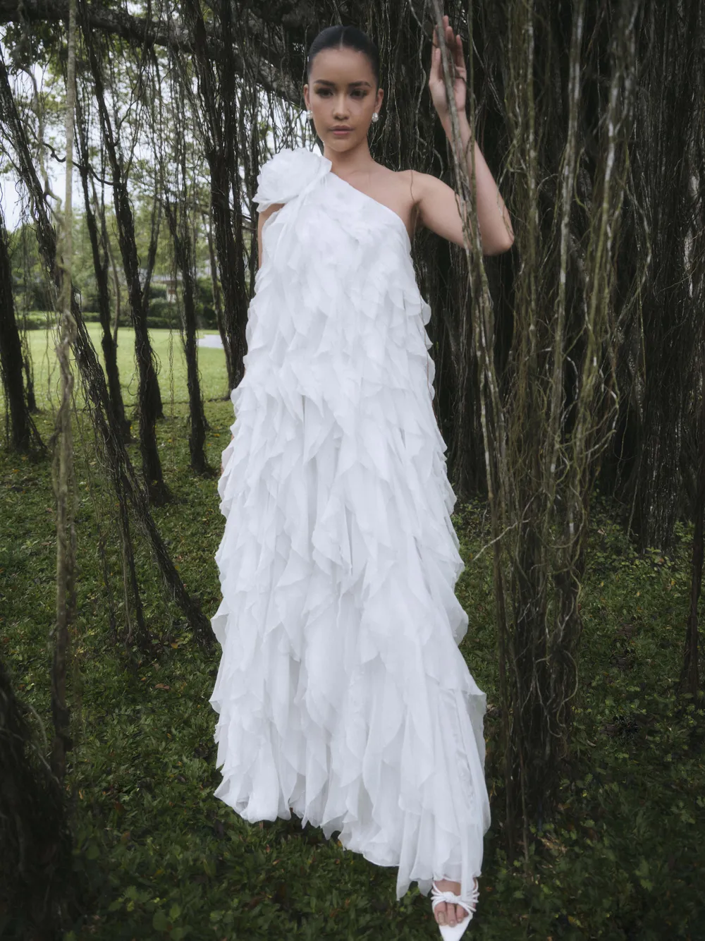 NTK Lê Thanh Hòa kết hợp cùng Hoa hậu Ngọc Châu trong BST váy cưới  ảnh 2