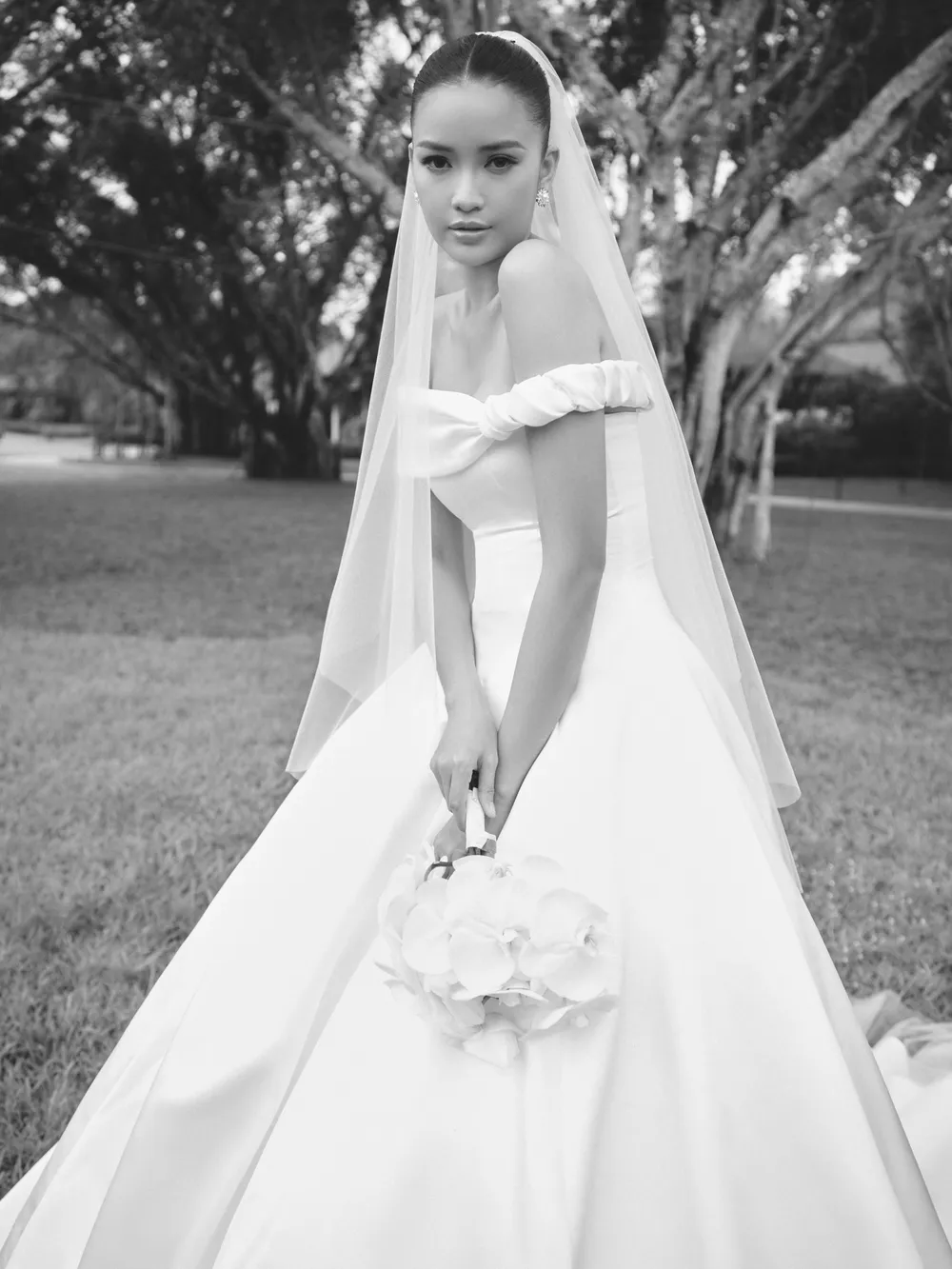 NTK Lê Thanh Hòa kết hợp cùng Hoa hậu Ngọc Châu trong BST váy cưới  ảnh 8