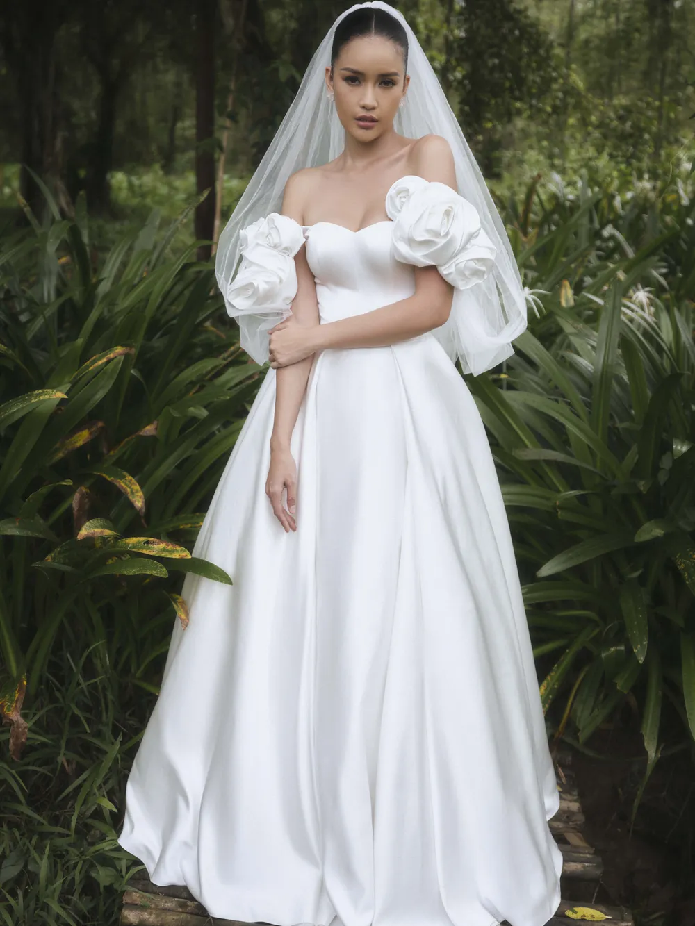 NTK Lê Thanh Hòa kết hợp cùng Hoa hậu Ngọc Châu trong BST váy cưới  ảnh 3