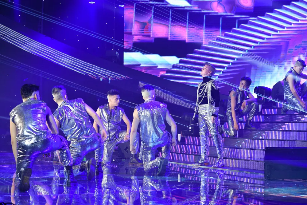 Mãn nhãn với live concert “The Portrait”, hơn 30 ca khúc được tái hiện khắc họa rõ nét về Đàm Vĩnh Hưng ảnh 2